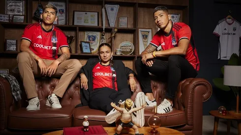 Entre los banderines, resalta uno con los escudos de Colo Colo y Alianza Lima.