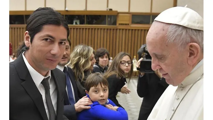 Increíble colección de camisetas del Papa Francisco con Colo Colo protagonista.