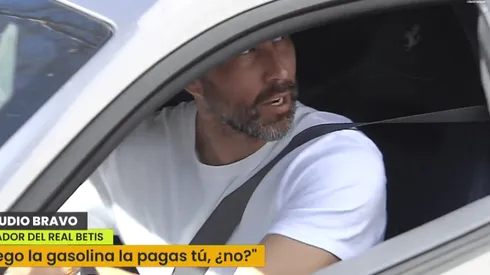 Hincha del Betis se hace el chistoso y Bravo le bromea con su Ferrari.