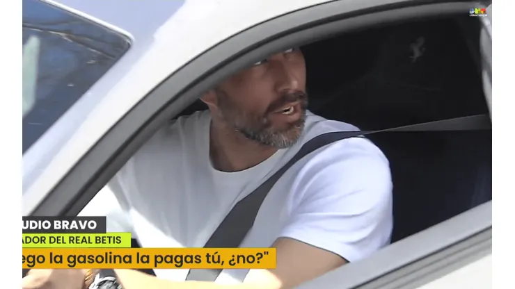 Hincha del Betis se hace el chistoso y Bravo le bromea con su Ferrari.