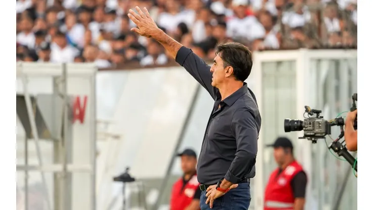 Gustavo Quinteros se puede perder el clásico con la UC