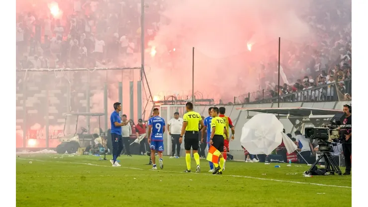 Colo Colo condena e investigará actos de violencia en el Superclásico.