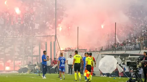 Durante el Superclásico se encendieron bengalas y se lanzaron fuegos artificiales