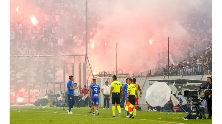 Durante el Superclásico se encendieron bengalas y se lanzaron fuegos artificiales