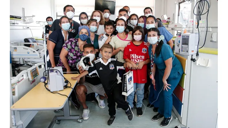 Colo Colo visita el área oncológica del Hospital San Juan de Dios