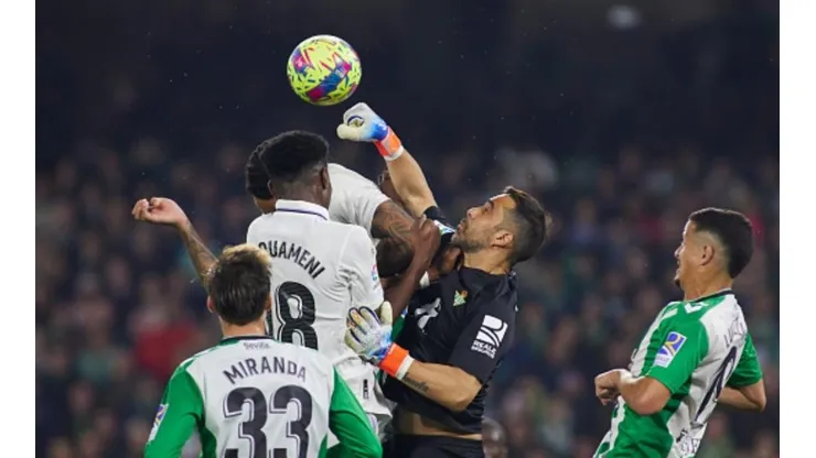 Claudio Bravo se lució en el empate entre el Betis y el Real Madrid.