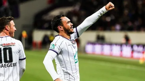 Suazo muestra más felicidad por el paso a semifinales que por su gol.