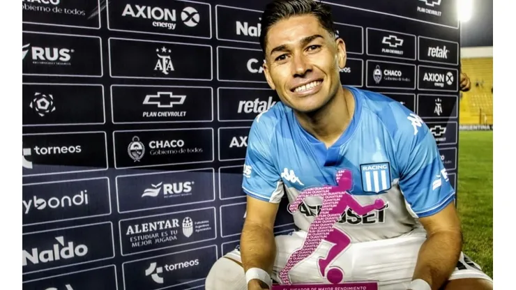 Óscar Opazo se gana los aplausos de los hinchas en Racing