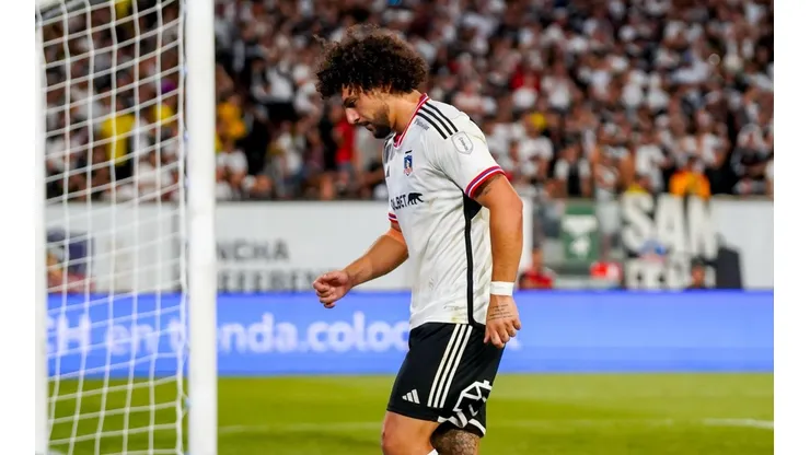 Maximiliano Falcón retirándose de la cancha tras ser expulsado.