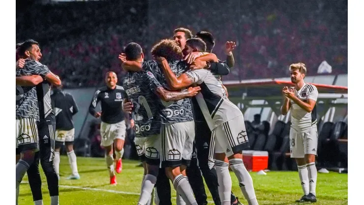 GALERÍA: Colo Colo triunfa en un renovado césped del Monumental.
