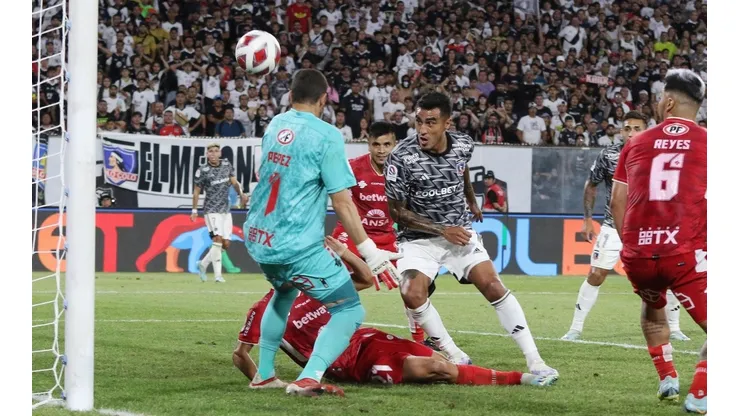 Históricos de Colo Colo aplauden el debut de Darío Lezcano.