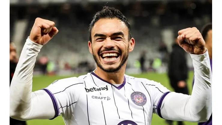Basaure se rinde ante el presente de Gabriel Suazo en Francia.