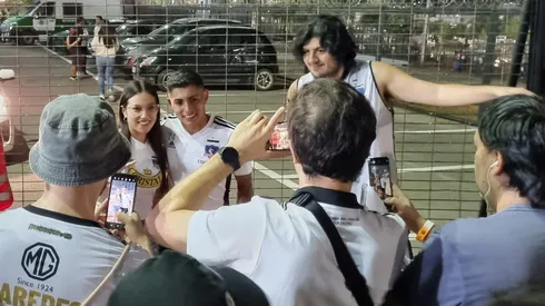 Jordhy Thompson recibió el cariño de los hinchas a la salida del estadio.