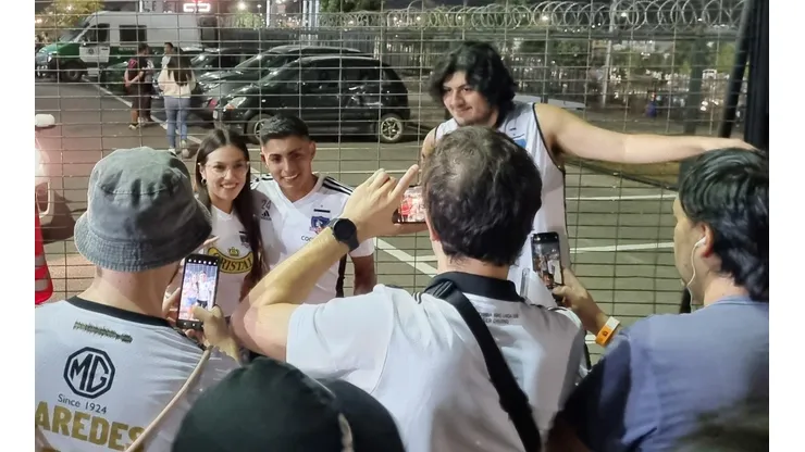 Jordhy Thompson recibió el cariño de los hinchas a la salida del estadio.