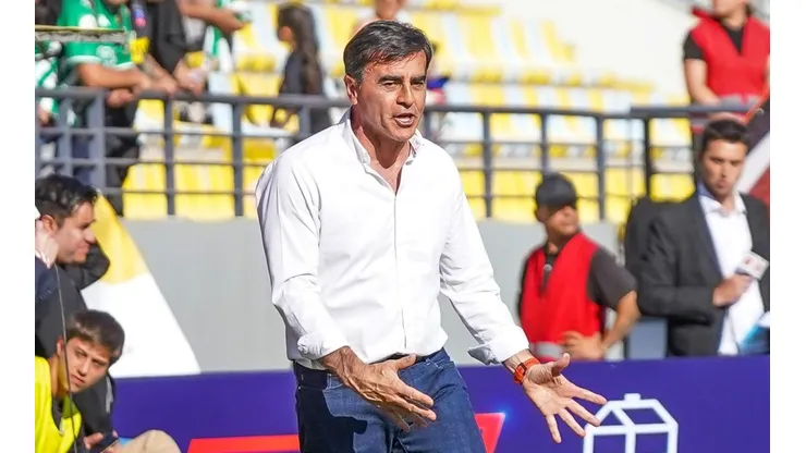 Gustavo Quinteros golpea la mesa y presiona por refuerzos.