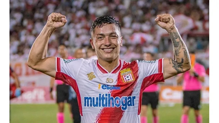 Cristián Zavala pone en duda su regreso a Colo Colo tras ser figura en Curicó.