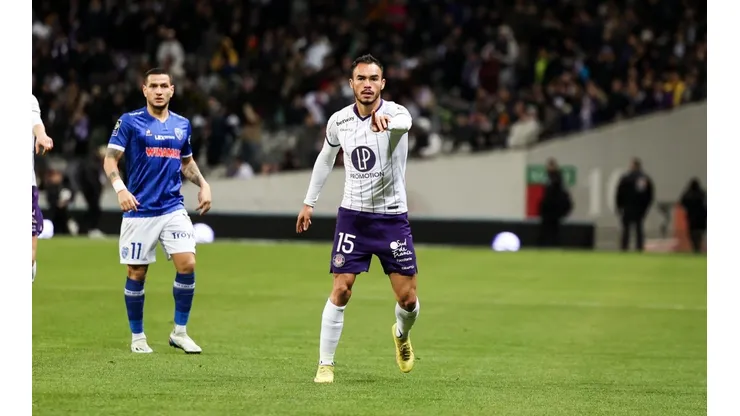 Suazo le pone tarea a su DT en goleada del Toulouse y debut como titular.