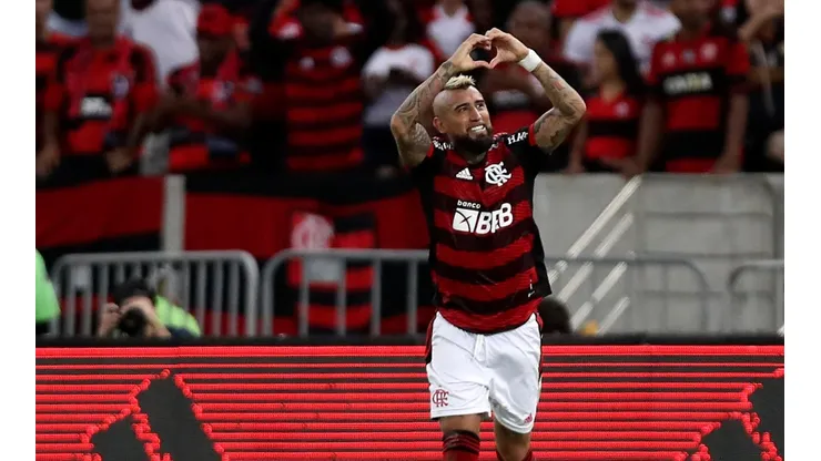 Vidal busca reconquistar a hinchas del Fla por sus dichos a Colo Colo.