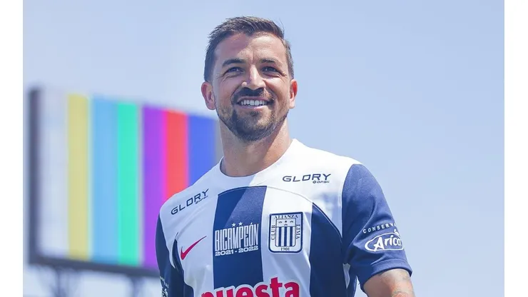 Gabriel Costa aún no puede hacer su estreno oficial con los íntimos.