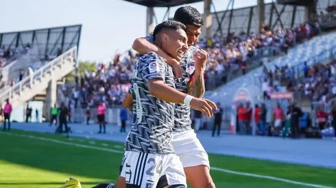 Jordhy Thompson marca un golazo para adelantar a Colo Colo ante O'Higgins.