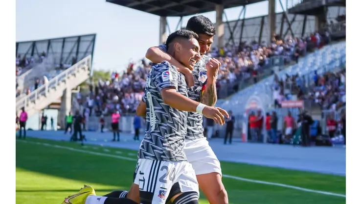 Jordhy Thompson marca un golazo para adelantar a Colo Colo ante O'Higgins.