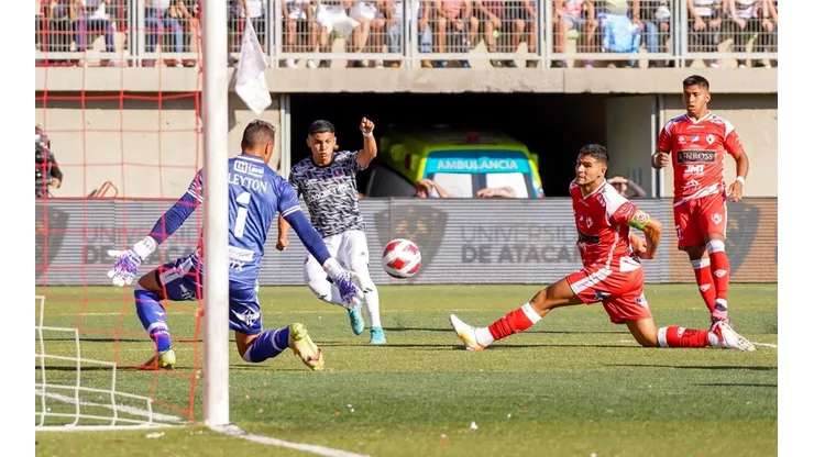 Thompson se tatúa la fecha de su primer gol con Colo Colo.