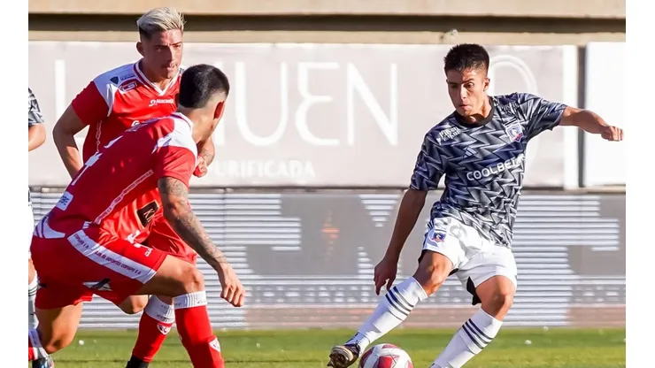 Matías Moya entrena a la par de sus compañeros en Colo Colo.