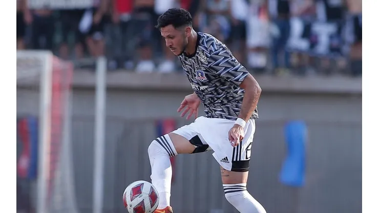 Cristián Basaure le presta ropa a Ramiro González.