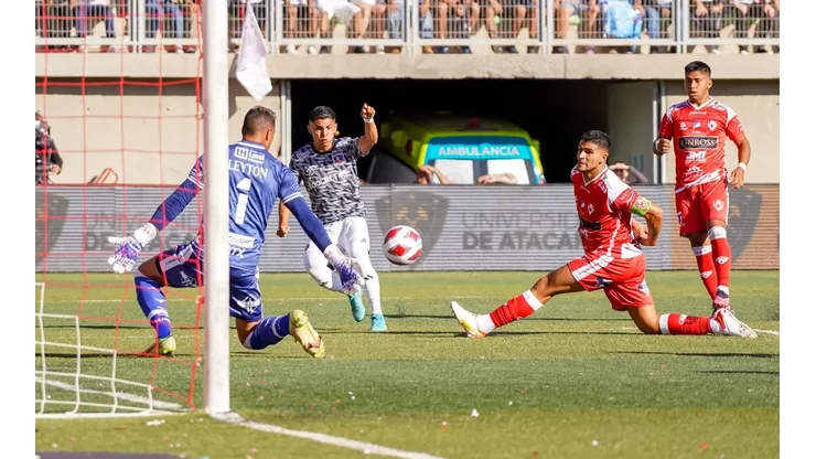 Jordhy Thompson celebra su primer gol en el profesionalismo.