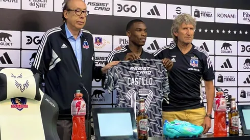 Fabián Castillo siendo presentando en Colo Colo