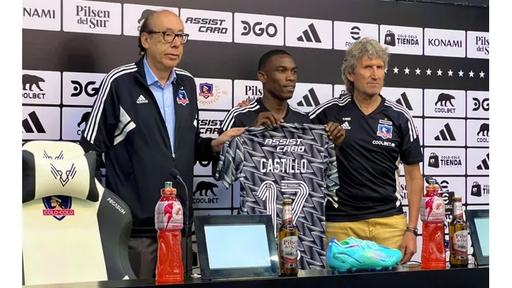 Fabián Castillo siendo presentando en Colo Colo