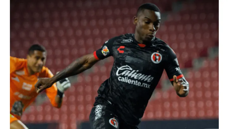 Fabián Castillo entrena en Colo Colo