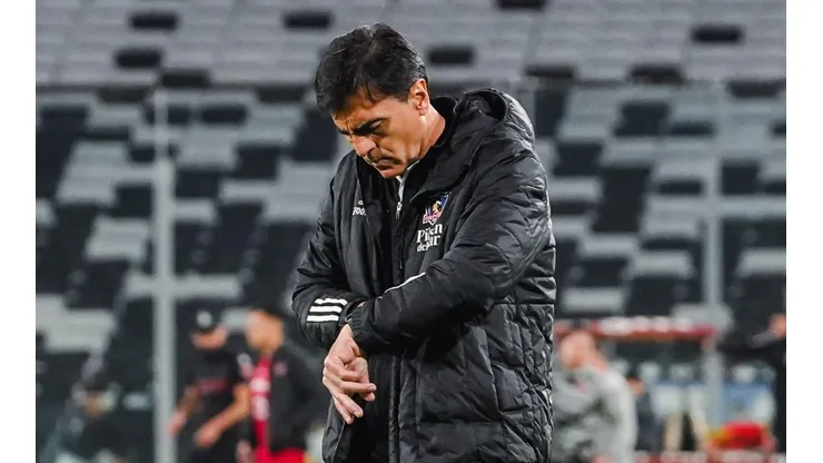 Gustavo Quinteros le pone tarea a Colo Colo por los refuerzos.