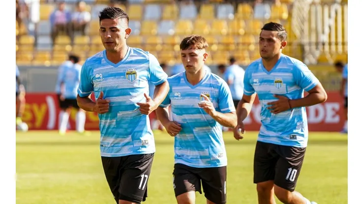 Felipe Flores fue aplaudido por la hinchada de Colo Colo