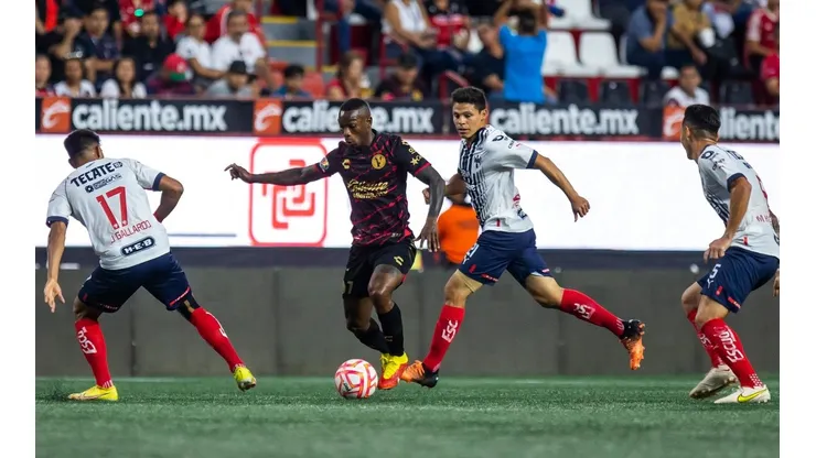Periodista colombiano se rinde ante Fabián Castillo.