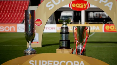 El balón con que el jugarán Colo Colo y Magallanes la Supercopa.