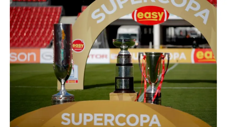 El balón con que el jugarán Colo Colo y Magallanes la Supercopa.