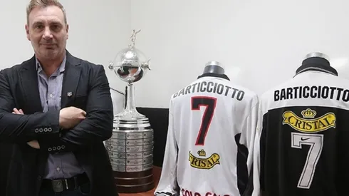 Marcelo Barticciotto recibió el cariño de sus compañeros a 20 años de su despedida del fútbol con Colo Colo