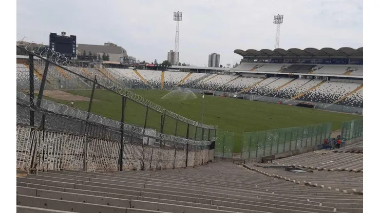 Ya luce verde el impactante cambio de la cancha del Monumental.