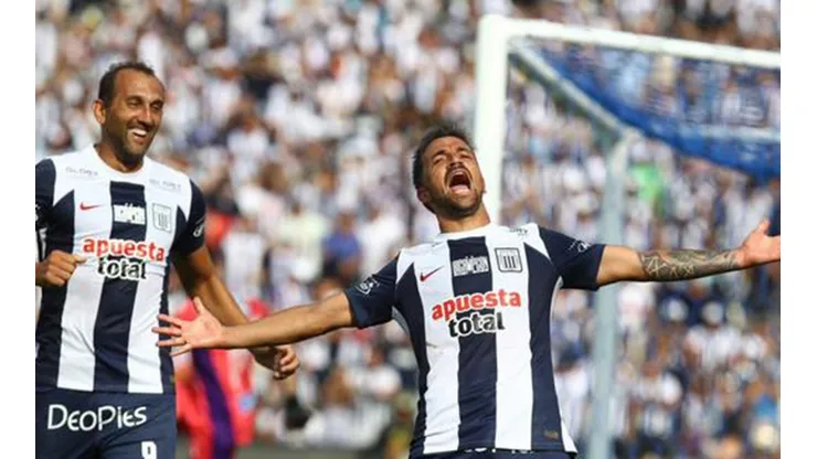 Gabriel Costa festeja el segundo tanto de Alianza Lima