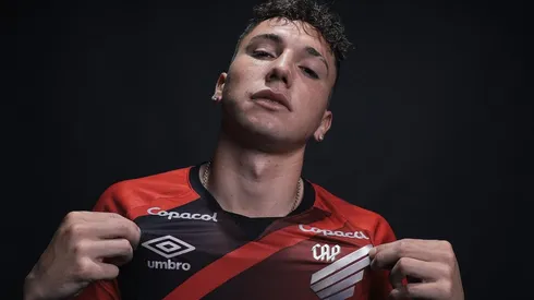 Luciano Arriagada oficializado en Athletico Paranaense