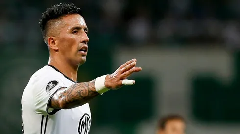 Lucas Barrios por ahora no se retira del fútbol.