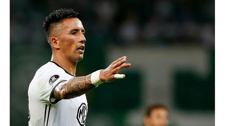 Lucas Barrios por ahora no se retira del fútbol.