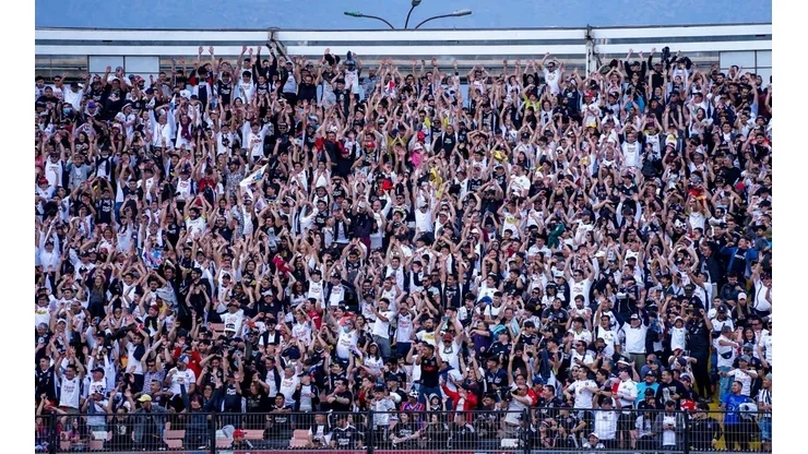 Hinchas de Colo Colo compran abonos para el 2023 como pan caliente.
