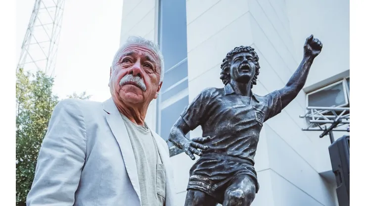 Carlos Caszely no puede de la emoción tras el homenaje