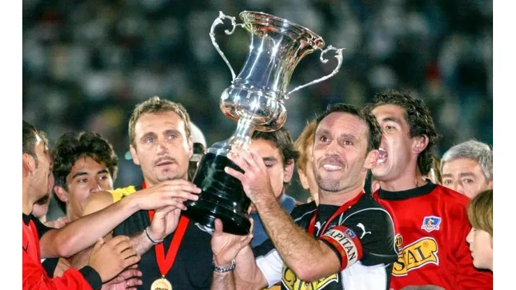 Marcelo Barticciotto levantando el título de la quiebra junto a Marcelo Espina.
