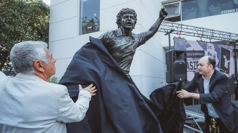 Carlos Caszely se emocionó con el descubrimiento de su estatua