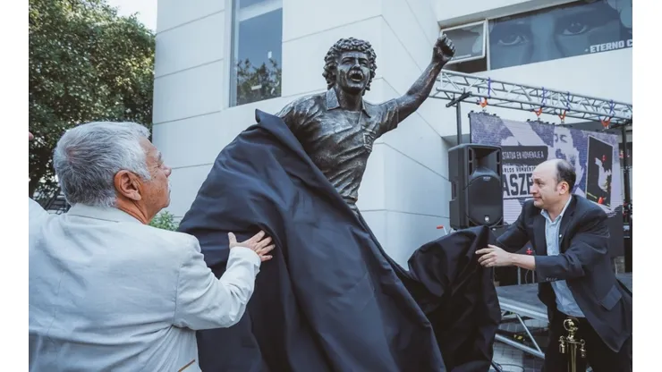 Carlos Caszely se emocionó con el descubrimiento de su estatua