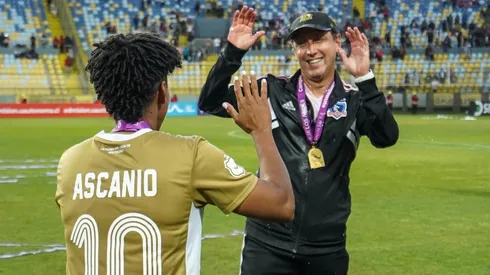 Luis Mena no puede más de orgullo tras levantar el título con Colo Colo FEM.