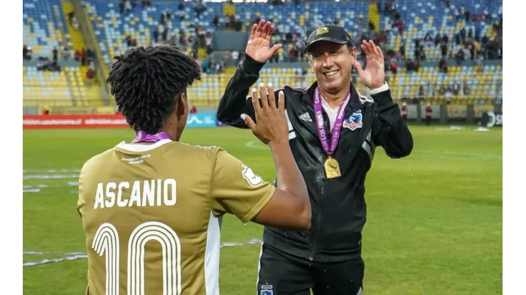 Luis Mena no puede más de orgullo tras levantar el título con Colo Colo FEM.